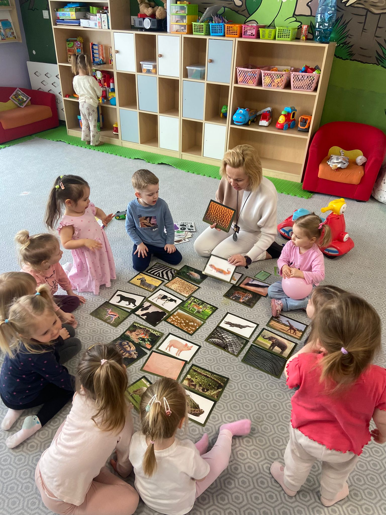 Jakie znaczenie ma wykształcenie kadry pedagogicznej w niepublicznym żłobku?